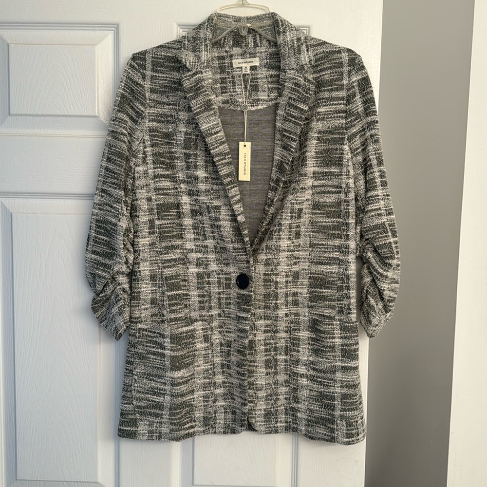 NWT. Size M - Black & white tweed blazer